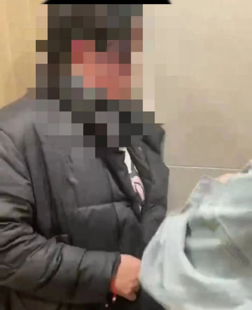 女子被12人（警方通报女生遭12人围殴一）