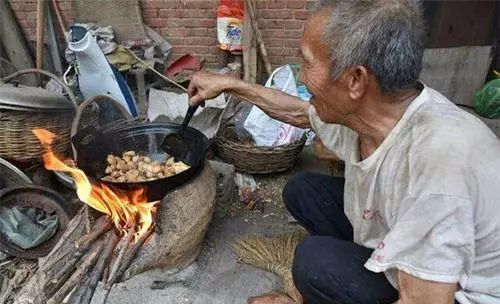 柴火垛里的疯狂55集(农村的柴火垛) 柴火垛里的疯狂55集(农村的柴火垛)