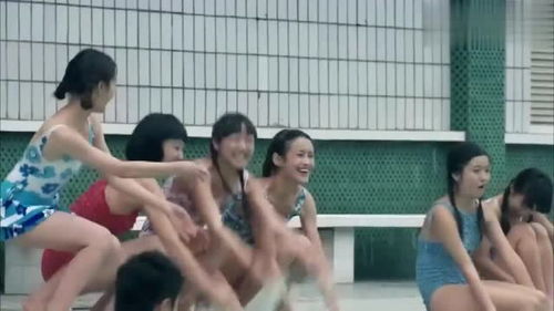 女校游泳课都光着照片（女生学校泳衣）