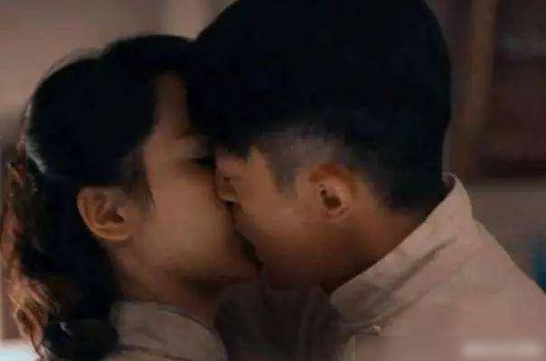 吻戏胸（女性抹胸开襟哺乳衣的注意事项）