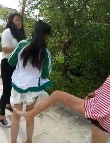 3名女生殴打女孩原视频（三个女生打人）